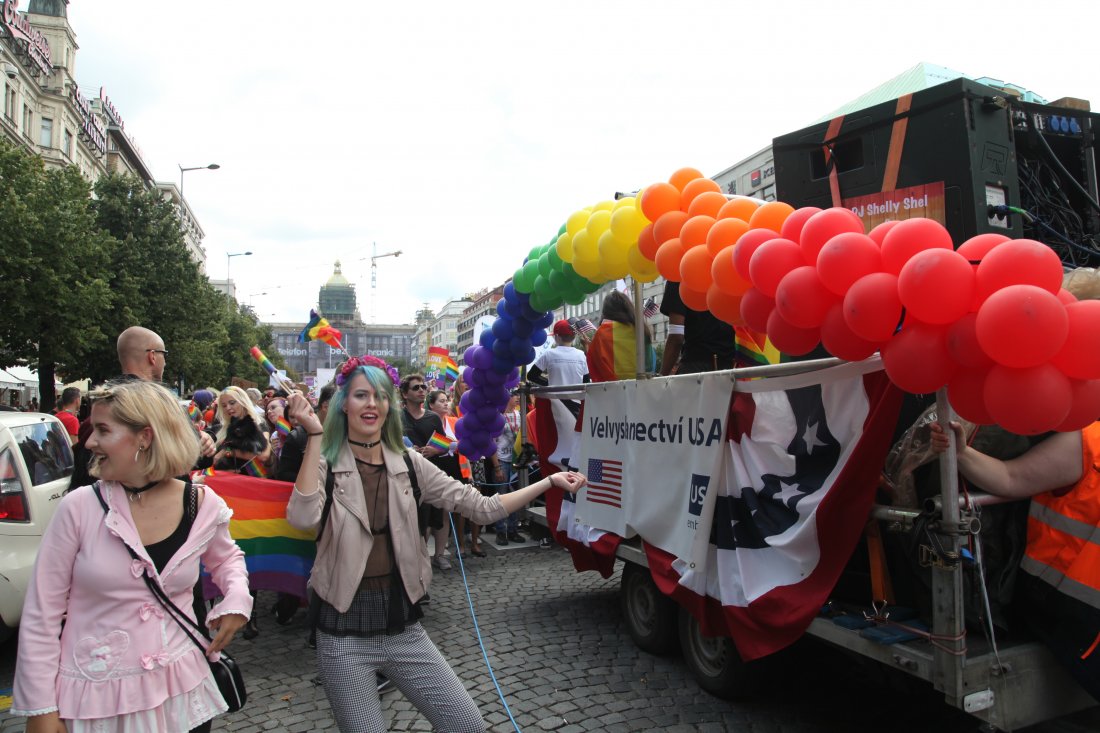 Velvyslanectví USA v průvodu Prague Pride na Václa
