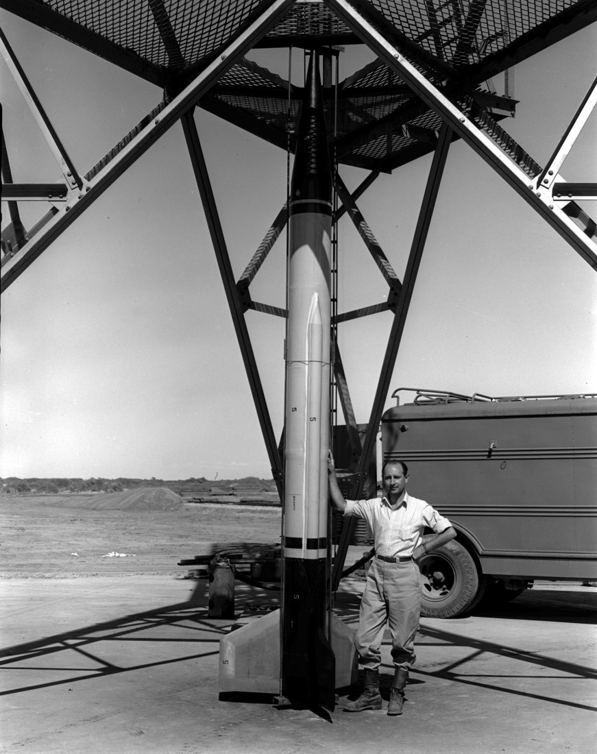 Frank Malina u rakety před startem.
